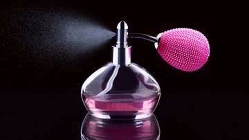 Esses perfumes podem ser opções e tanto para as apaixonadas por perfumaria. - (Imagem: MikeLaptev / iStock)