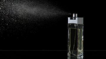 Esses perfumes importados masculinos podem ser excelentes opções para você encantar todo o mundo! - (imagem: ERphorographer / iStock)