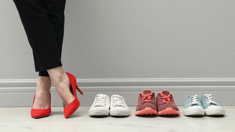 Muitos sapatos combinam com o ambiente de trabalho, você pode compor look diferentes diariamente. - Liudmila Chernetska/istock