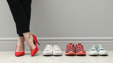 Muitos sapatos combinam com o ambiente de trabalho, você pode compor look diferentes diariamente. - Liudmila Chernetska/istock