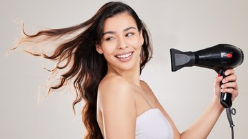 O secador de cabelo é um dos itens essenciais para as aficionadas por beleza. - (Imagem: PeopleImages / iStock)