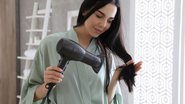 Aprenda de uma vez por todas se deve secar os cabelos ou esperar que eles sequem naturalmente. - LiudmilaChernetska/iStock