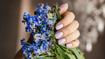 A primavera é uma boa oportunidade para você explorar novos tipos de nail art e ficar ainda mais bela. - (Imagem: Mariia Fadeeva / iStock)