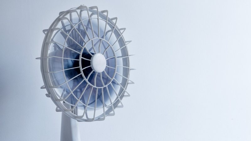 O ventilador é uma alternativa e tanto para susbstituir o ar-condicionado. - Imagem: Brunorbs/iStock