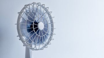 O ventilador é uma alternativa e tanto para susbstituir o ar-condicionado. - Imagem: Brunorbs/iStock
