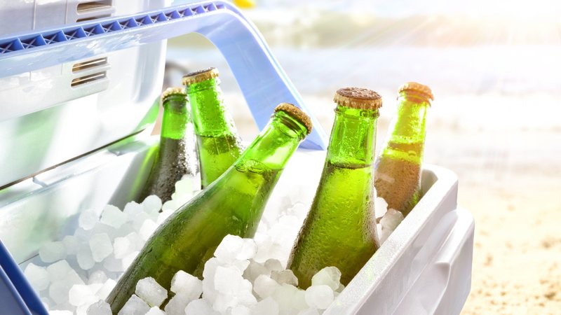 Existem alguns passos que podem fazer sua cerveja ficar gelada mais rápido. - Davizro / istock