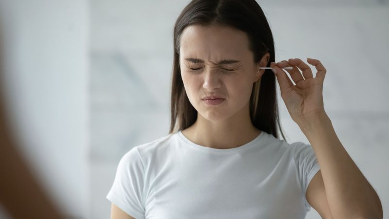 Confira o passo a passo correto de como limpar o seu ouvido. - fizkes/ iStock