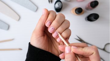 Aprenda a fazer essas decorações de unhas em casa! - (Anastasiia Yanishevska / iStock)