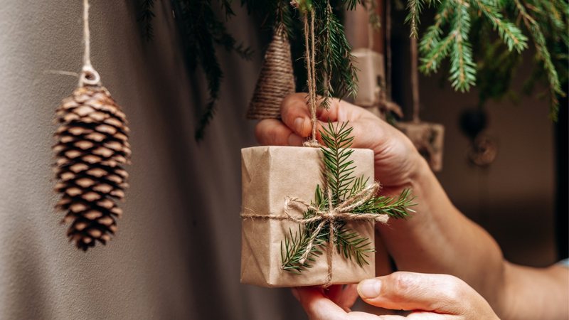 A decoração de Natal é uma ótima forma de promover seu comércio. - Imagem: Tatiana Buzmakova/iStock