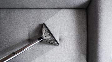 Confira produtos para limpar sofá imperdíveis. - AndreyPopov / istock
