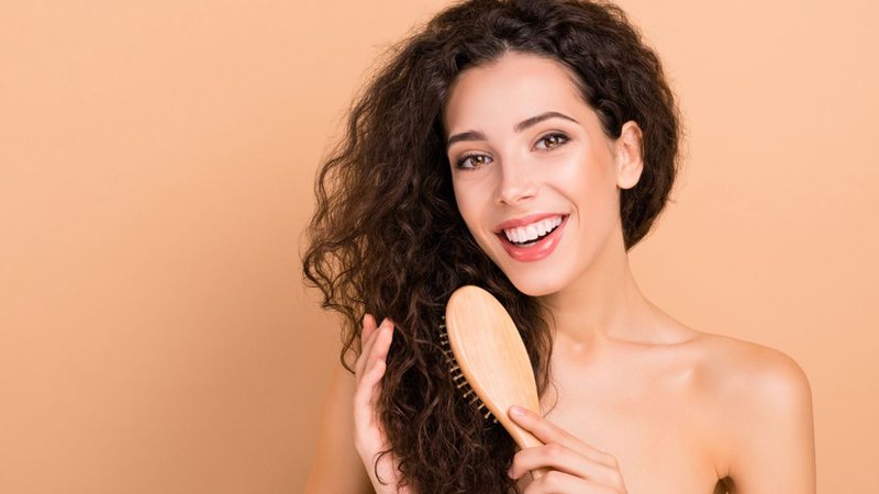 Saiba mais sobre as escovas perfeitas para o seu tipo de cabelo. - Deagreez/ iStock