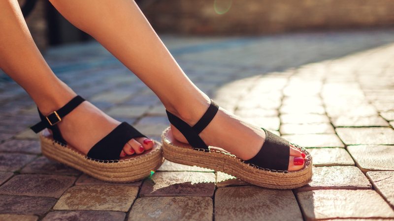 Os modelos de sandália podem complementar o seu visual de verão. - (Maryviolet / iStock)