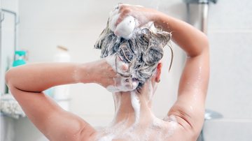 Veja dicas certeiras para escolher o shampoo ideal. - (Igor Vershinsky / iStock)