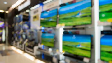 Confira tudo sobre as diferenças das melhores televisões disponíveis no mercado. - Kwangmoozaa/ iStock