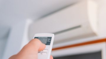 Saber como mexer no controle do ar-condicionado ajuda a usar o aparelho melhor. - orge Aguado Martin/ iStock