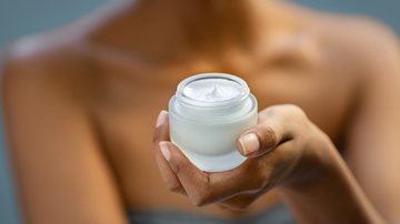 Esses produtos são ótimas opções para você hidratar a sua pele e garantir que ela esteja bonita e saudável. - (Ridofranz / iStock)