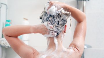Entenda o que pode acontecer com o seu cabelo se você lavar com sabonete. - (Igor Vershinsky / iStock)