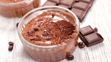 Aprenda a reproduzir um mousse de leite ninho com chocolate para inovar na sobremesa. - margouillatphotos / istock
