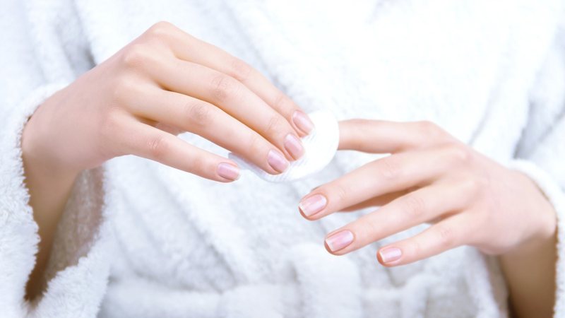 Essas dicas caseiras para remover esmaltes podem ajudar você a poupar o seu tempo. - (monstArrr_ / iStock)