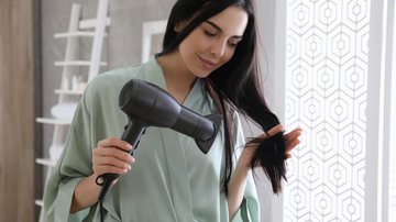 Saiba quais riscos o uso excessivo de secador pode oferecer para os seus cabelos. - (Liudmila Chernetska / iStock)