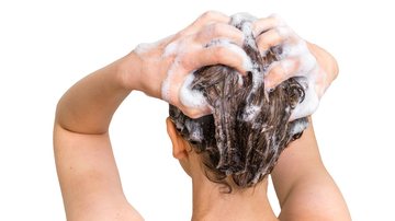 Saiba quais shampoo antiqueda podem ajudar você a dar adeus à queda de cabelo. - (andriano_cz / iStock)