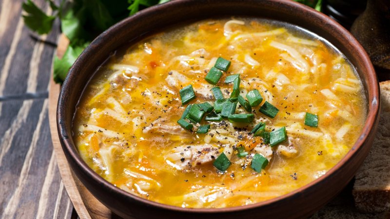 Aprenda a preparar uma deliciosa sopa de macarrão. - Yulia_Davidovich / istock