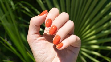 Se inspire e garante unhas lindas com nail art tropical. - (DevMarya / iStock)