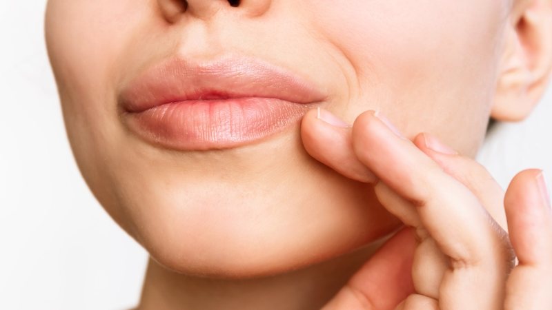 Quer aumentar o volume dos lábios sem recorrer a procedimentos cirúrgicos? Veja estas dicas - Marina Demeshko / iStock