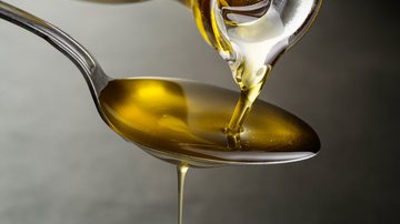 Entenda se usar azeite como demaquilante faz bem para a pele - Imagem: dulezidar / iStock