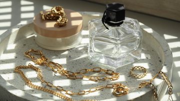 Essas opções de organizador de perfume podem ajudar você a manter as suas fragrâncias em ordem. - (Liudmila Chernetska / iStock)