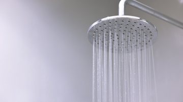 Veja as vantagens e desvantagens de cada chuveiro. - Imagem: Panupong Piewkleng / iStock