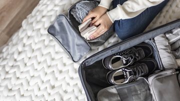 Essas dicas podem ajudar você a organizar a sua mala e viajar tranquila. - (Kostikova / iStock)