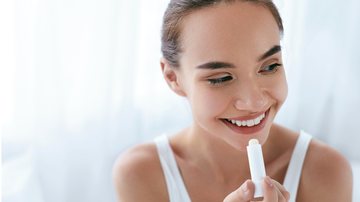 A Nivea possui algumas das melhores opções de produtos para hidratar os lábios. - (puhhha / iStock)