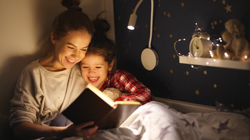 Veja 4 livros para ler em família na hora de dormir! - evgenyatamanenko / iStock