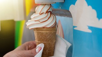 Descubra a máquina de sorvete perfeita para você. - Imagem: Jevtic / iStock