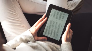Mergulhe em um mundo de livros sem limites com o Kindle. - Tinatin1 / iStock