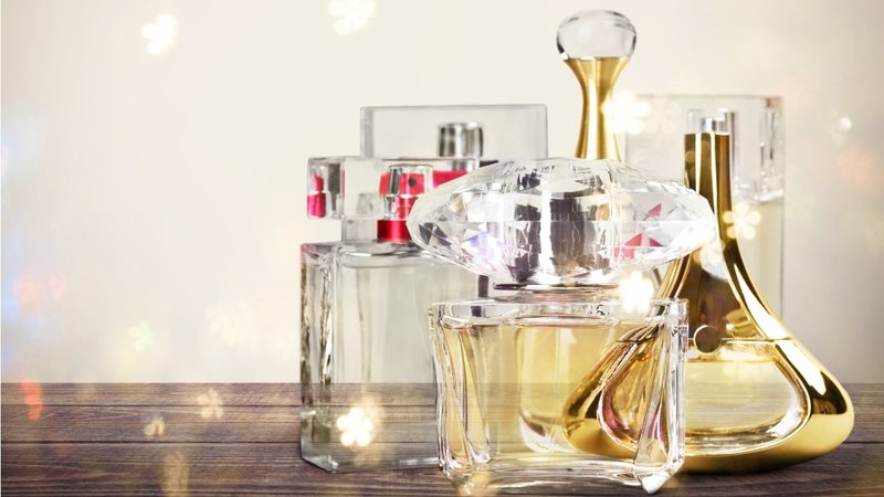 Veja uma lista imperdível de perfumes para arrasar em 2024. - artisteer / istock