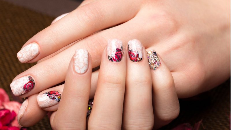 Aprenda a decorar as suas unhas com decorações de flores e garanta estilo. - (kobrin_photo / iStock)