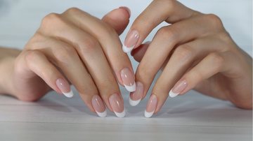 Veja inspirações de unhas francesinhas com strass para decorar as suas unhas. - (elena1110 / iStock)