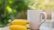 Entenda se o chá de banana ajuda no emagrecimento. - Imagem: Somrakjendee / iStock