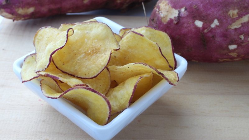 Chips de batata-doce na airfryer. - Marco Tulio / istock