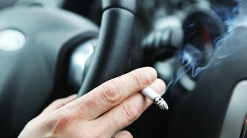 Essas dicas incríveis vão ajudar você a tirar o odor de cigarro do seu carro. - (Nenov / iStoc)