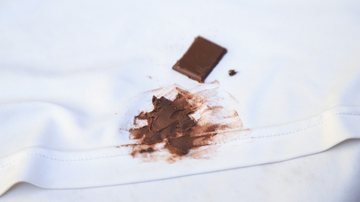 Essas dicas vão ajudar você a tirar as manchas de chocolate da sua roupa. - (apiwatt / iStock)