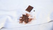 Essas dicas vão ajudar você a tirar as manchas de chocolate da sua roupa. - (apiwatt / iStock)