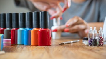As cores de esmalte que estão na moda nesse ano e algumas ideias de aplicar nas suas unhas. - Gabriel Soler Tomasella / istock