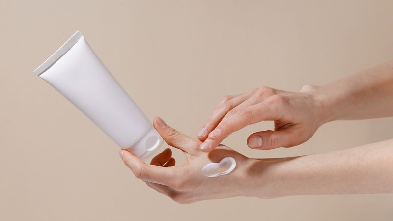 Conheça essas opções de produtos para manter suas mãos bonitas e bem cuidadas. - (Daryna Pyrig / iStock)