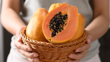 O mamão promove diversos benefícios para a saúde, entenda os motivos para adicionar essa fruta na sua rotina alimentar. - Nungning20 / istock