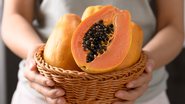 O mamão promove diversos benefícios para a saúde, entenda os motivos para adicionar essa fruta na sua rotina alimentar. - Nungning20 / istock