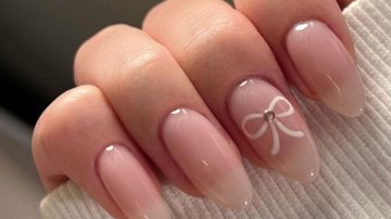 Essas unhas decoradas com lacinho podem deixar a sua nail art ainda mais bonita. - (Reprodução / Instagram)