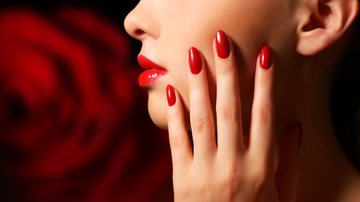 O vermelho é uma das tonalidades mais cheias de personalidade para você decorar as suas unhas. - (Anmfoto / iStock)